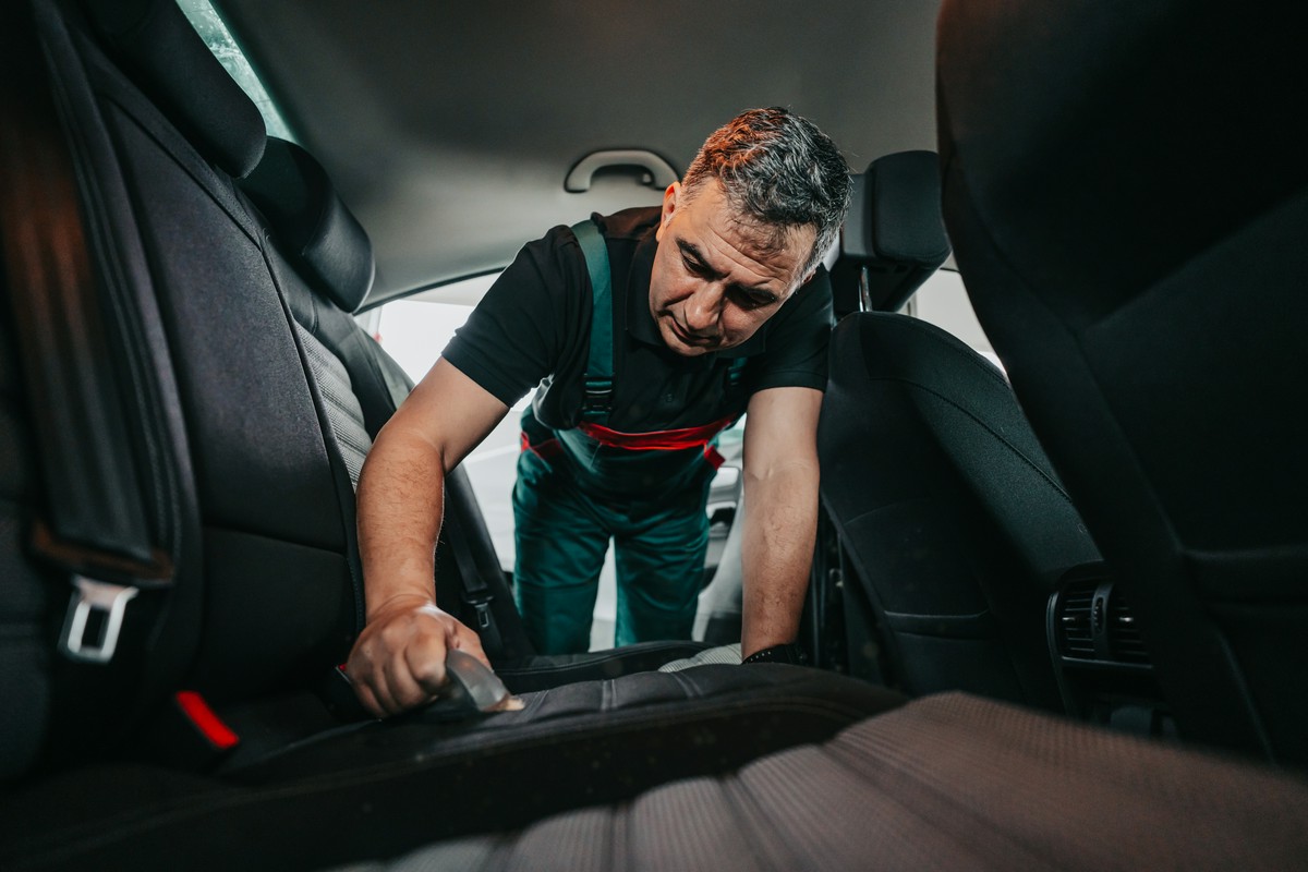 Jak przebiega kompleksowe profesjonalne czyszczenie wnętrza auta?